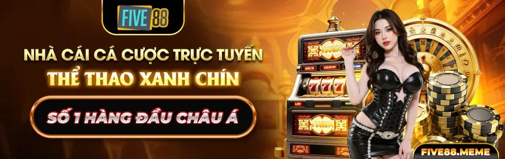 Bàn Poker với chip và quân bài, thể hiện trò chơi kỹ năng tại 52club